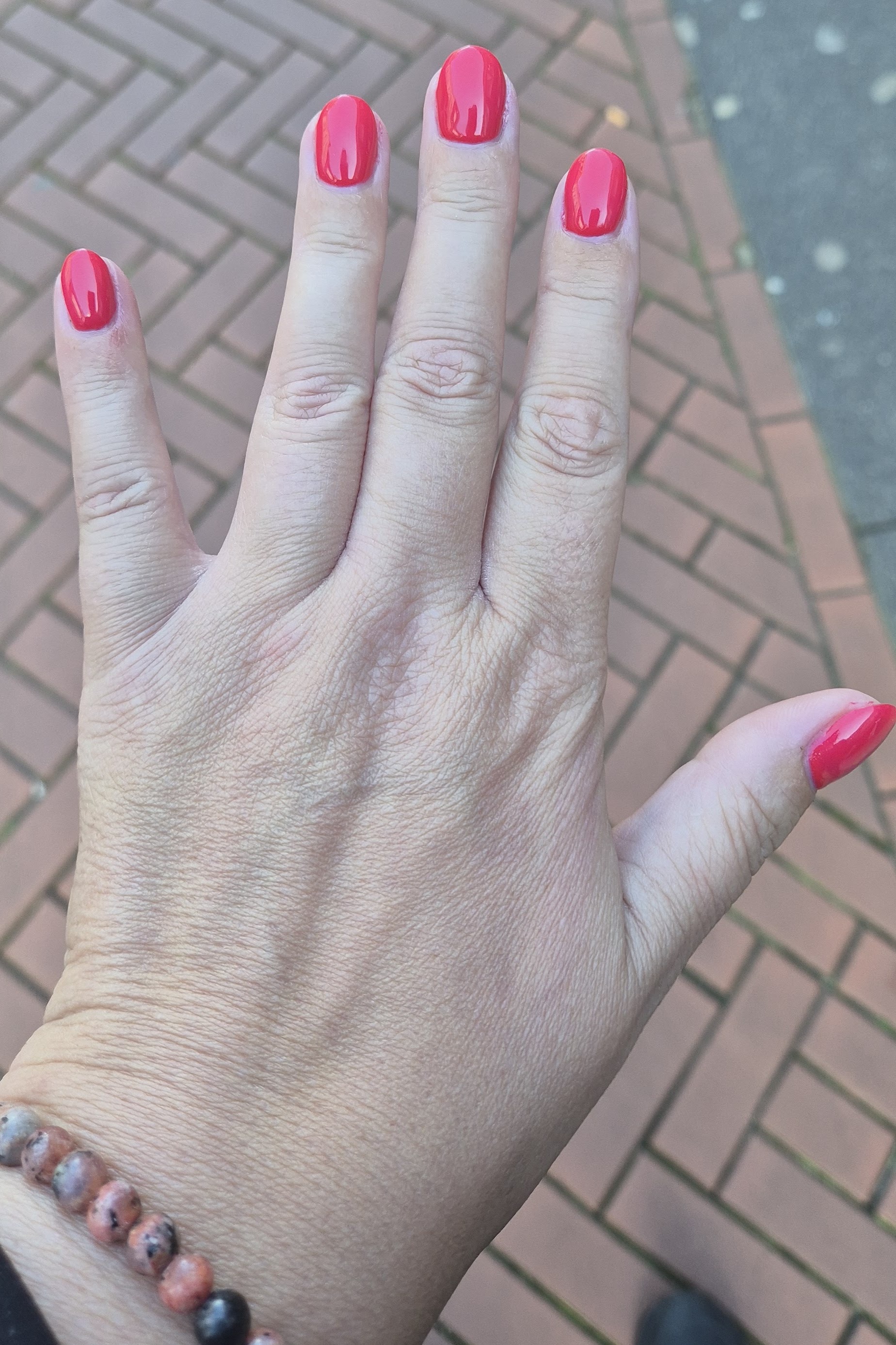 Hand met roze gelnagels, foto van klant Inge S