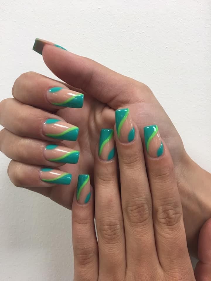 Vierkante nude nagels met turquoise en groene golven, Nails Art van Linh